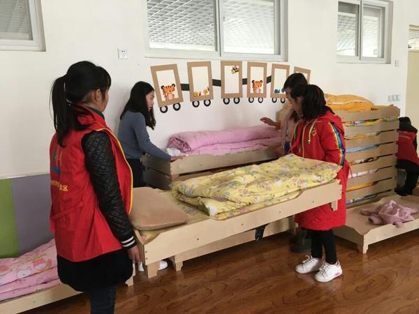 瑞锦小学小志愿者帮幼儿园小朋友整理床铺